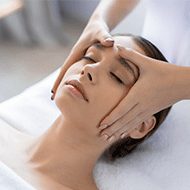 Massage du visage pour une peau éclatante : cours en ligne pour les bienfaits anti-âge
